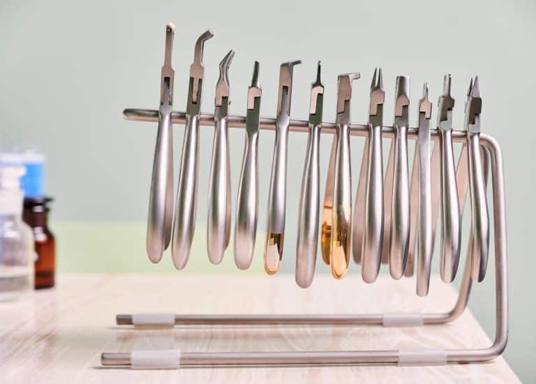 Un set de instrumente dentare pe o masă din Rahova.