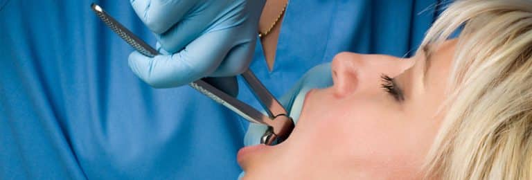 Gura unei femei este examinată de un stomatolog în sectorul 5.