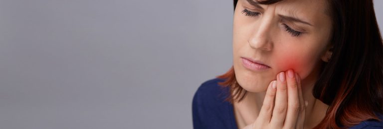 O femeie cu dureri de dinți ține mâna la un stomatolog din Rahova (Sector 5).