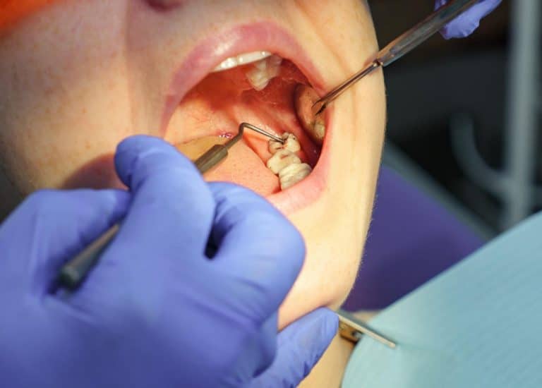 O femeie într-un cabinet stomatologic din sectorul 5.