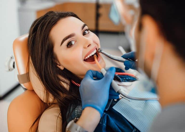 O femeie își face controlul dinților de către un stomatolog în Rahova, Sector 5.