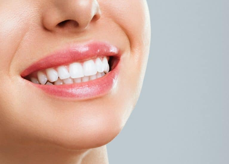 Un prim plan al dinților unui stomatolog în Rahova, Sector 5.