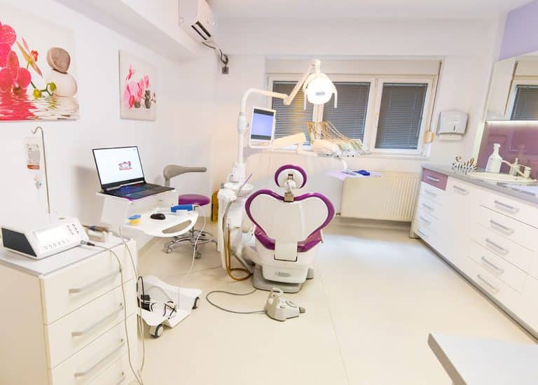 Un cabinet de stomatologie la Rahova cu scaun.