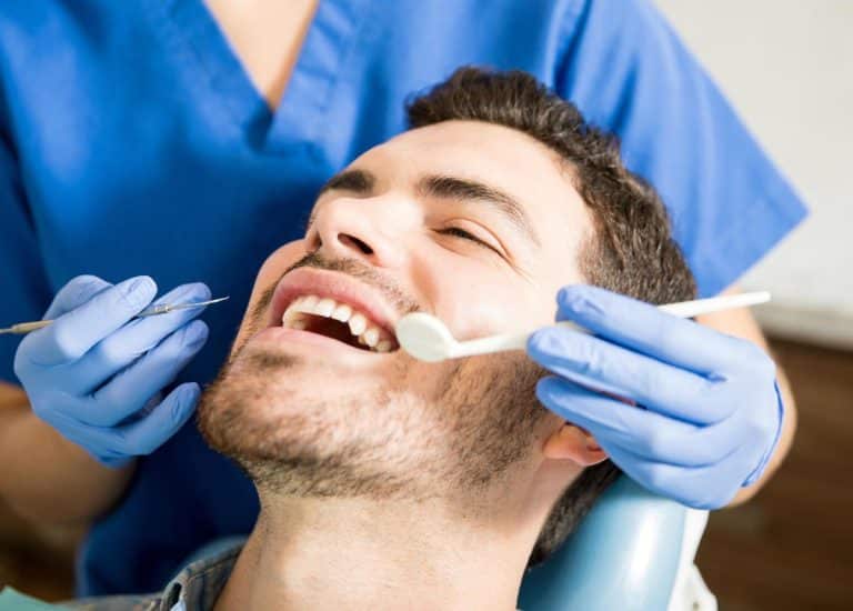 Un bărbat din sectorul 5 își face curățarea dinților de către un stomatolog din Rahova.