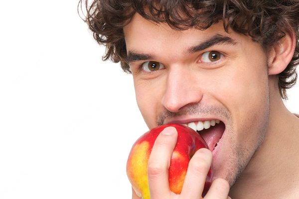 Un bărbat din sectorul 5 mănâncă un măr.