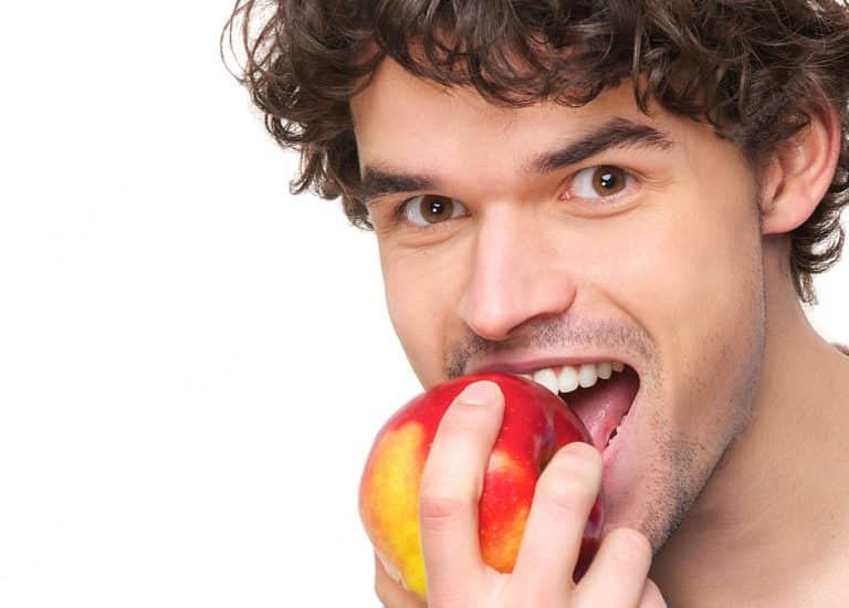 Un bărbat din sectorul 5 mănâncă un măr.