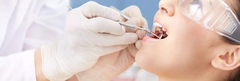 O femeie își face controlul dinților de la un stomatolog în sectorul 5, Rahova.