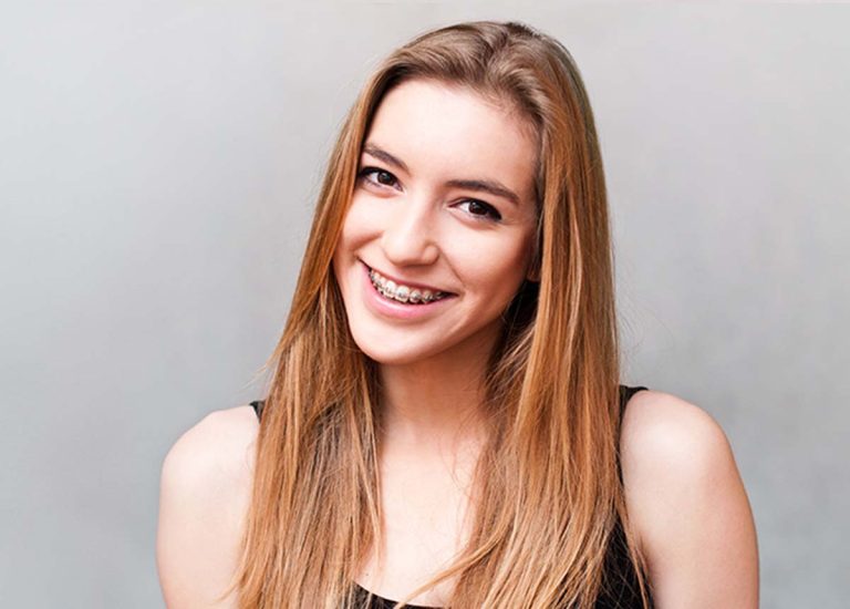 O tânără care zâmbește în fața camerei din sectorul 5.