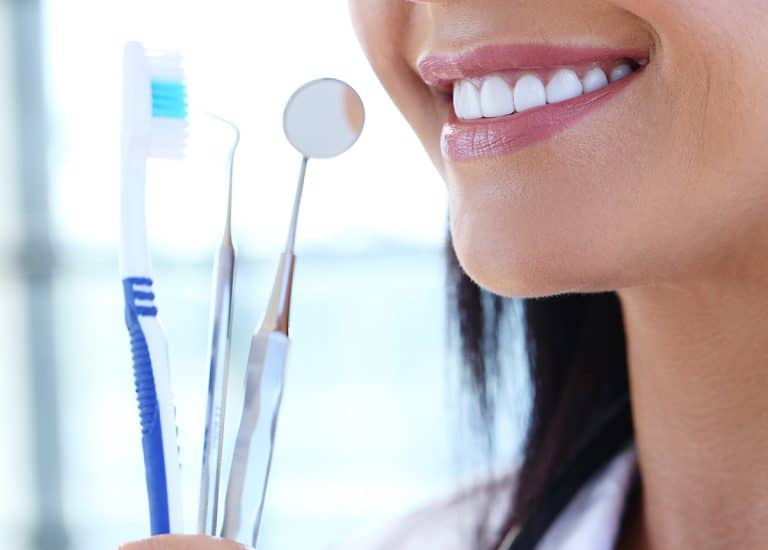 O femeie din Sectorul 5, Bucuresti tine doua periute de dinti.